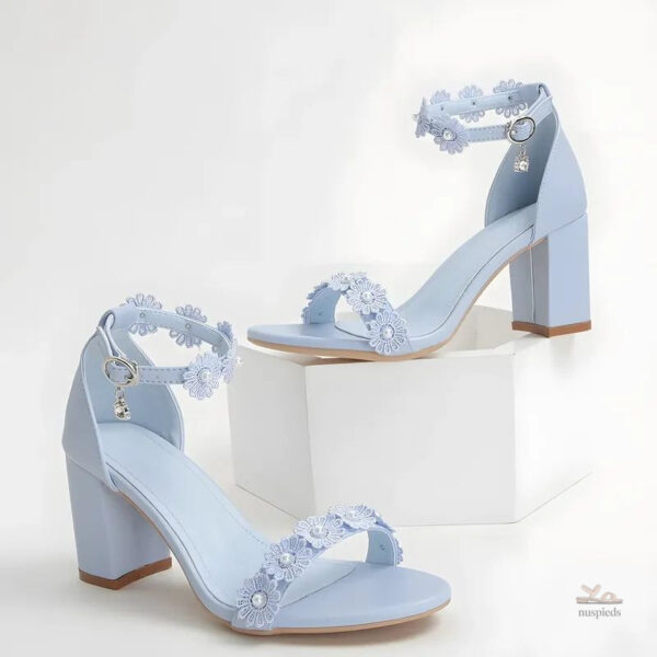 Chaussures de mariage féminines avec détails floraux