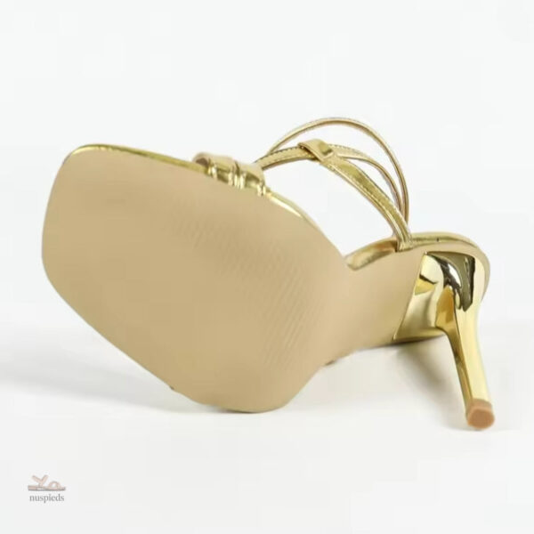 Sandales dorées femme, look tendance et moderne