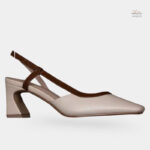 Sandales dorées à talons carrés élégants