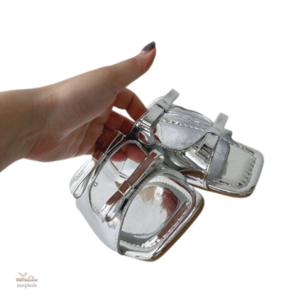 Modèle de sandales plates pour un look estival chic