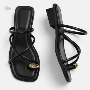Brides entrelacées sur sandales plates pour un look chic