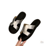 Modèle de sandales plates pour un été stylé