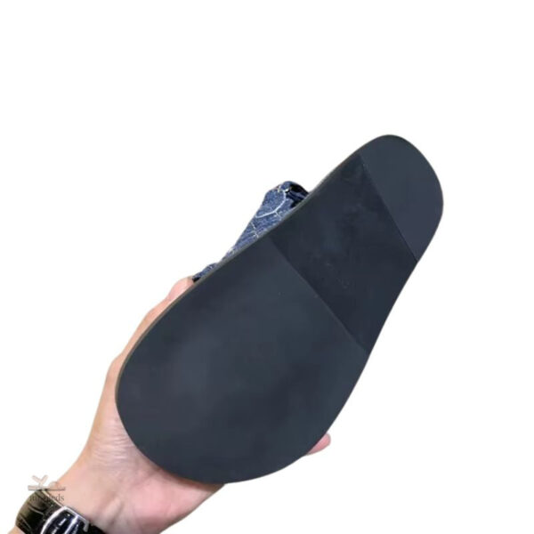 Sandales bleu marine, look romain, pratiques et élégantes